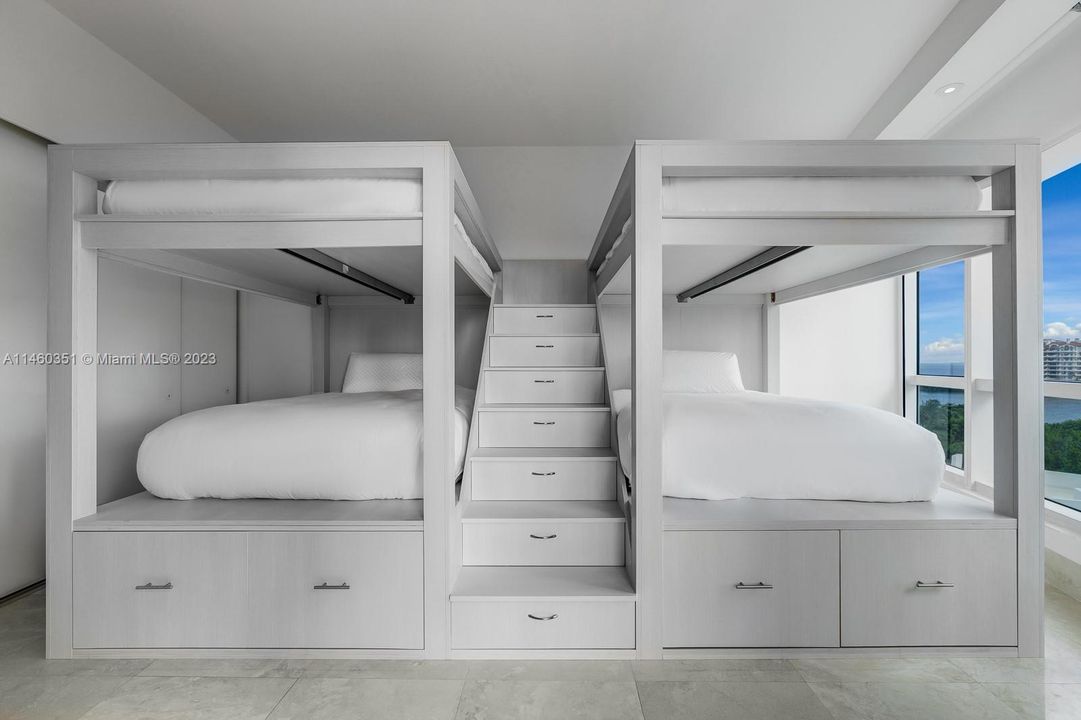 Recently Sold: $4,500,000 (2 beds, 2 baths, 1591 Square Feet)