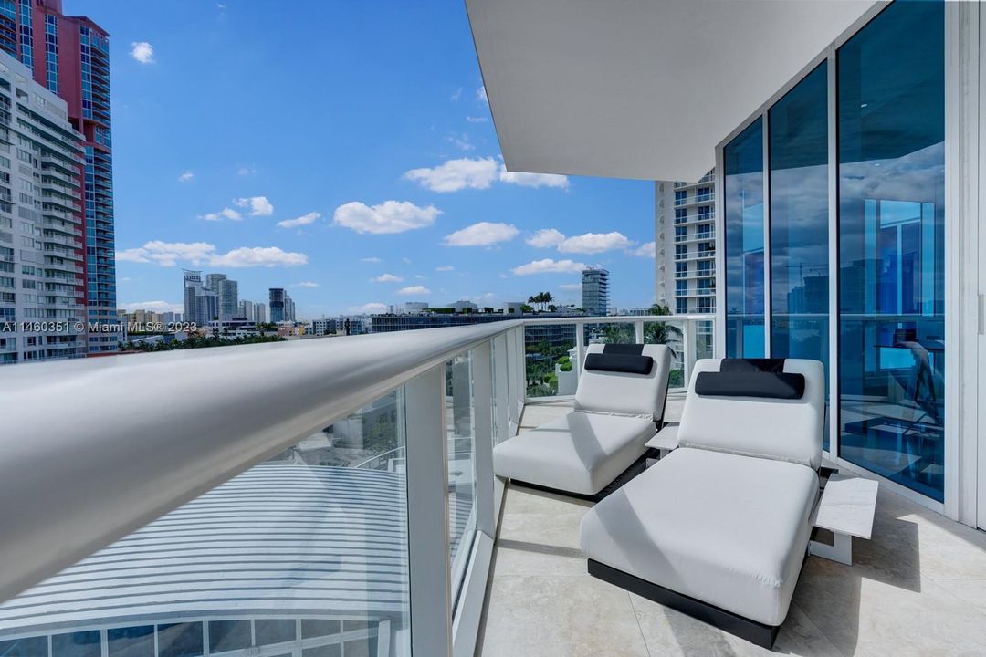 Recently Sold: $4,500,000 (2 beds, 2 baths, 1591 Square Feet)