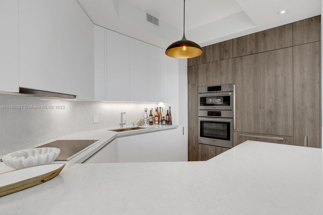 Recently Sold: $4,500,000 (2 beds, 2 baths, 1591 Square Feet)