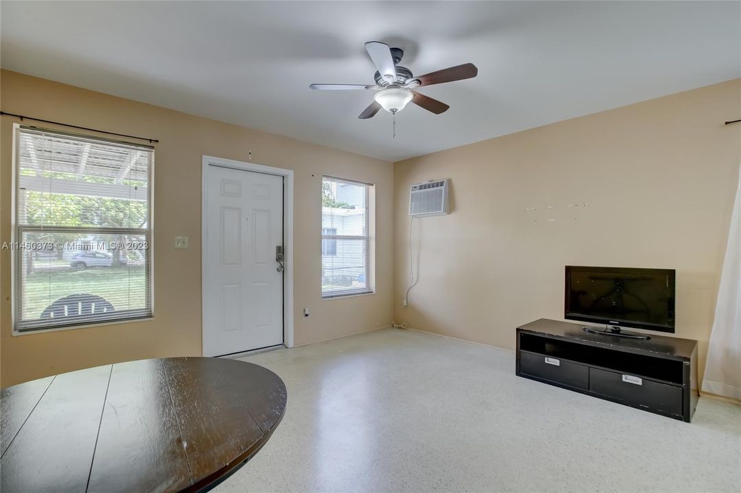 最近售出: $485,000 (0 贝兹, 0 浴室, 886 平方英尺)