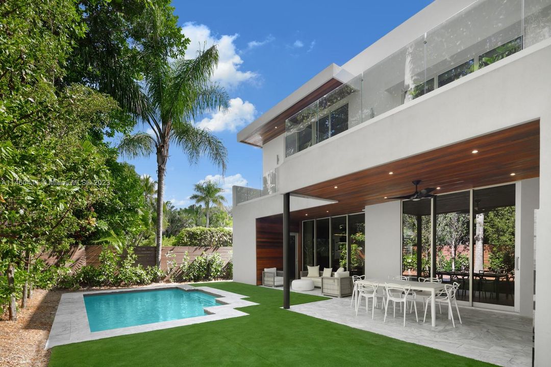 Недавно продано: $4,900,000 (5 спален, 6 ванн, 3918 Квадратных фут)