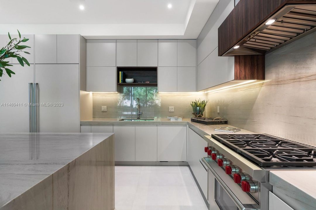 Недавно продано: $4,900,000 (5 спален, 6 ванн, 3918 Квадратных фут)