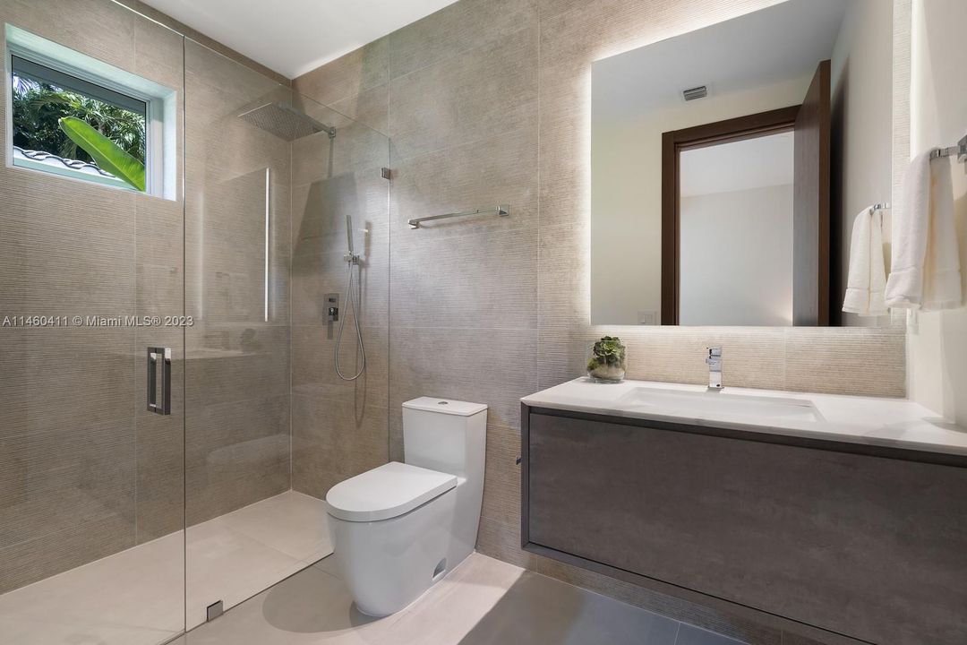 GUEST BATH 1ST FLOOR