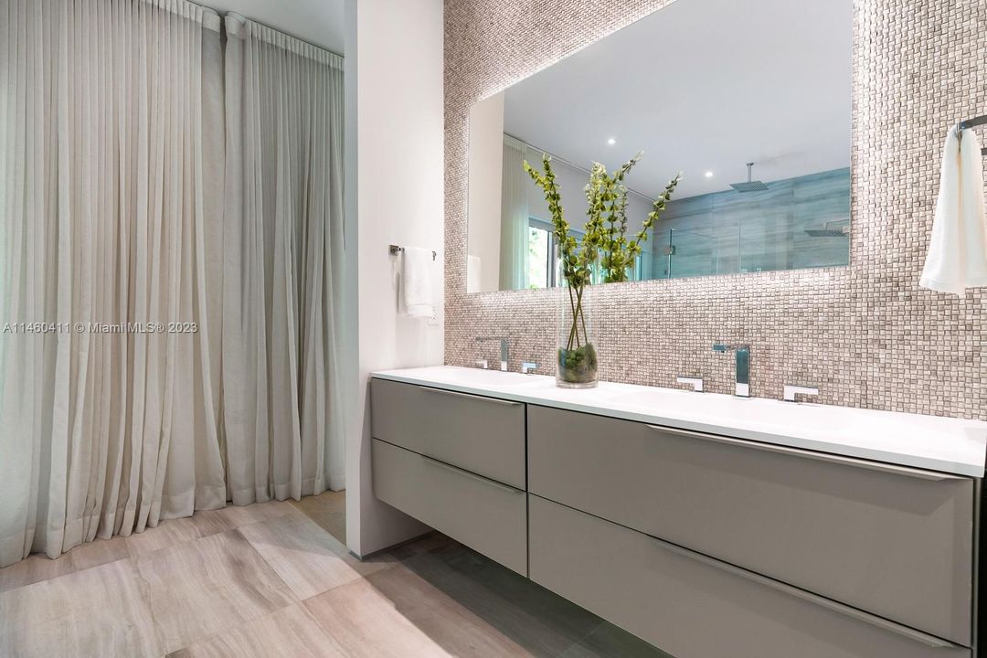 Недавно продано: $4,900,000 (5 спален, 6 ванн, 3918 Квадратных фут)