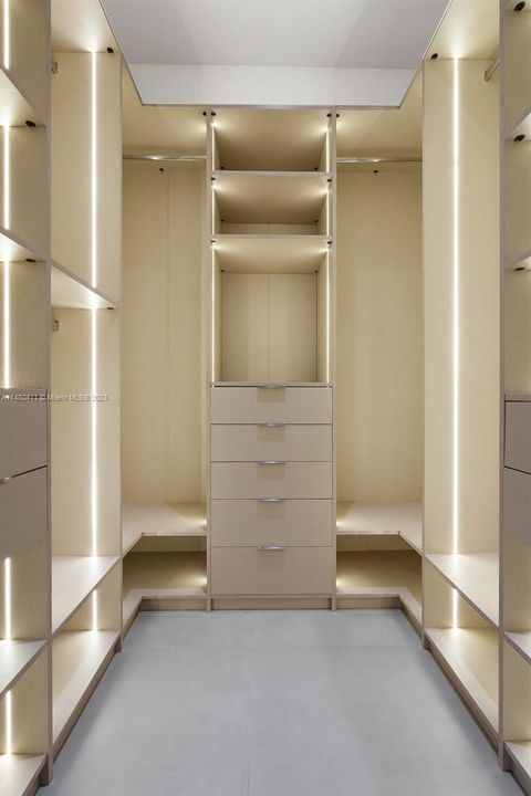 GUEST WALK IN CLOSET