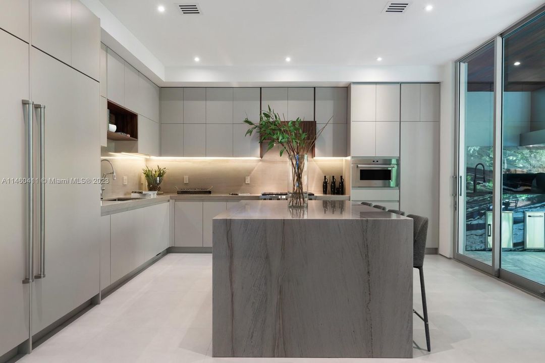 Недавно продано: $4,900,000 (5 спален, 6 ванн, 3918 Квадратных фут)