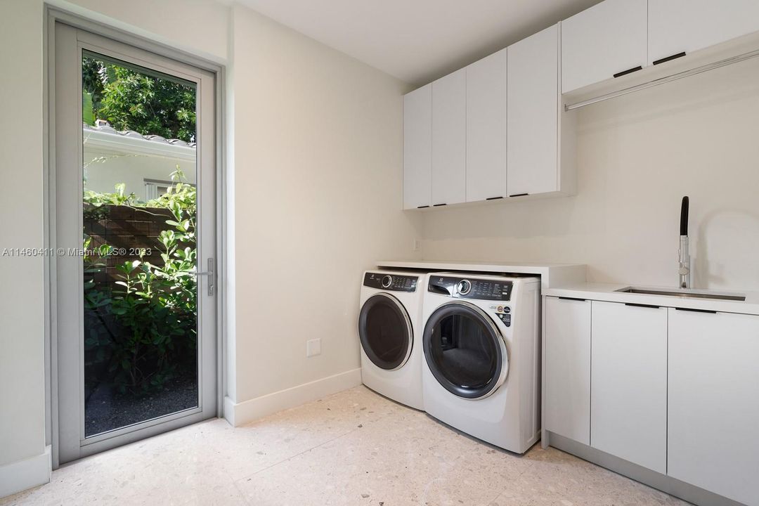 Недавно продано: $4,900,000 (5 спален, 6 ванн, 3918 Квадратных фут)