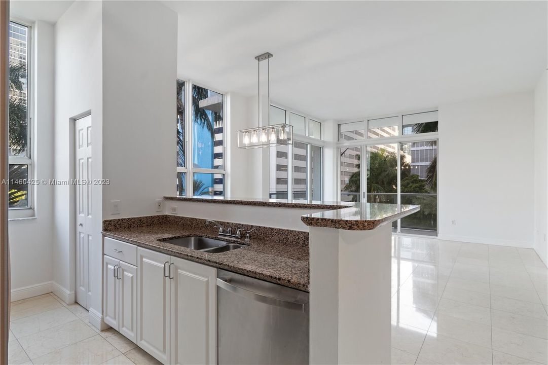 Recently Rented: $4,500 (2 beds, 2 baths, 1200 Square Feet)