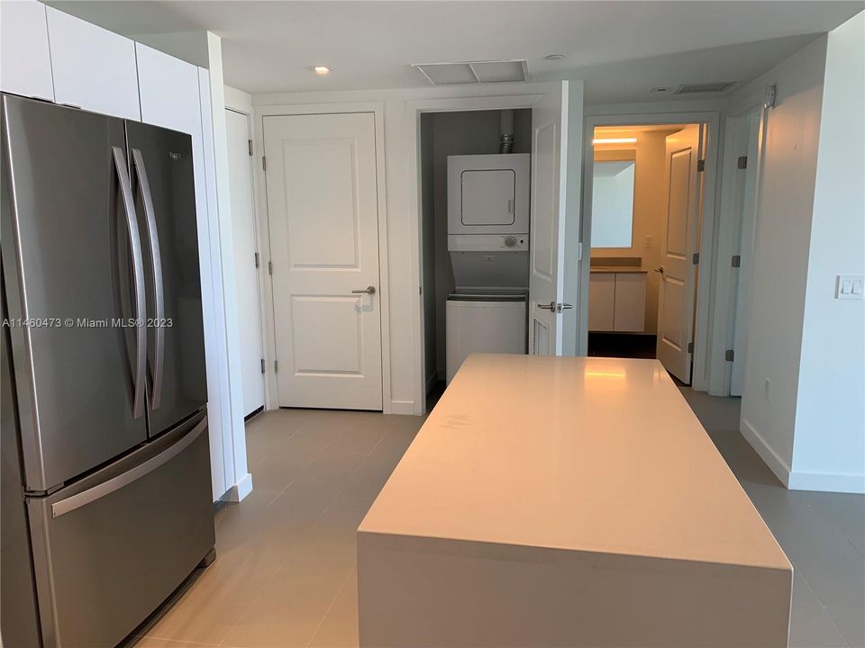 For Sale: $465,000 (1 beds, 1 baths, 752 Square Feet)