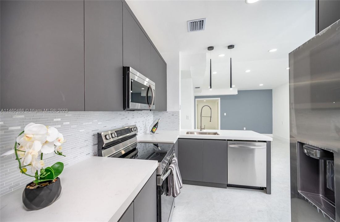 Vendido Recientemente: $824,900 (4 camas, 2 baños, 2060 Pies cuadrados)