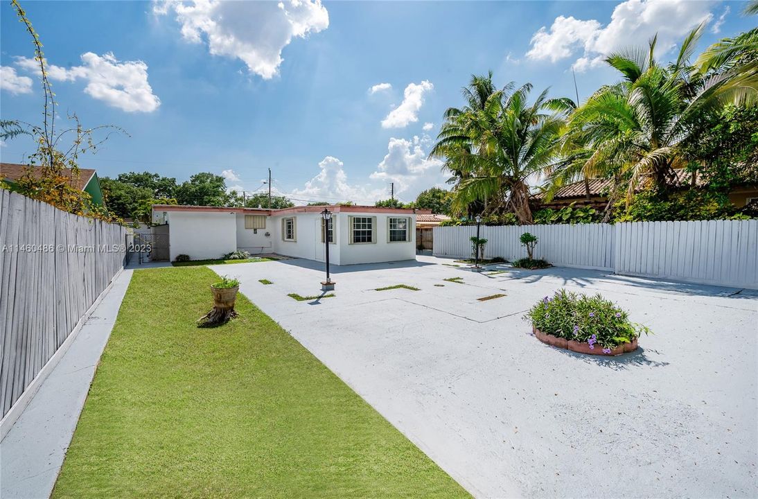 Vendido Recientemente: $824,900 (4 camas, 2 baños, 2060 Pies cuadrados)