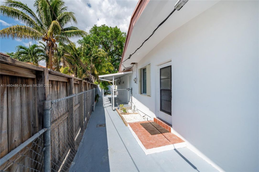 Vendido Recientemente: $824,900 (4 camas, 2 baños, 2060 Pies cuadrados)