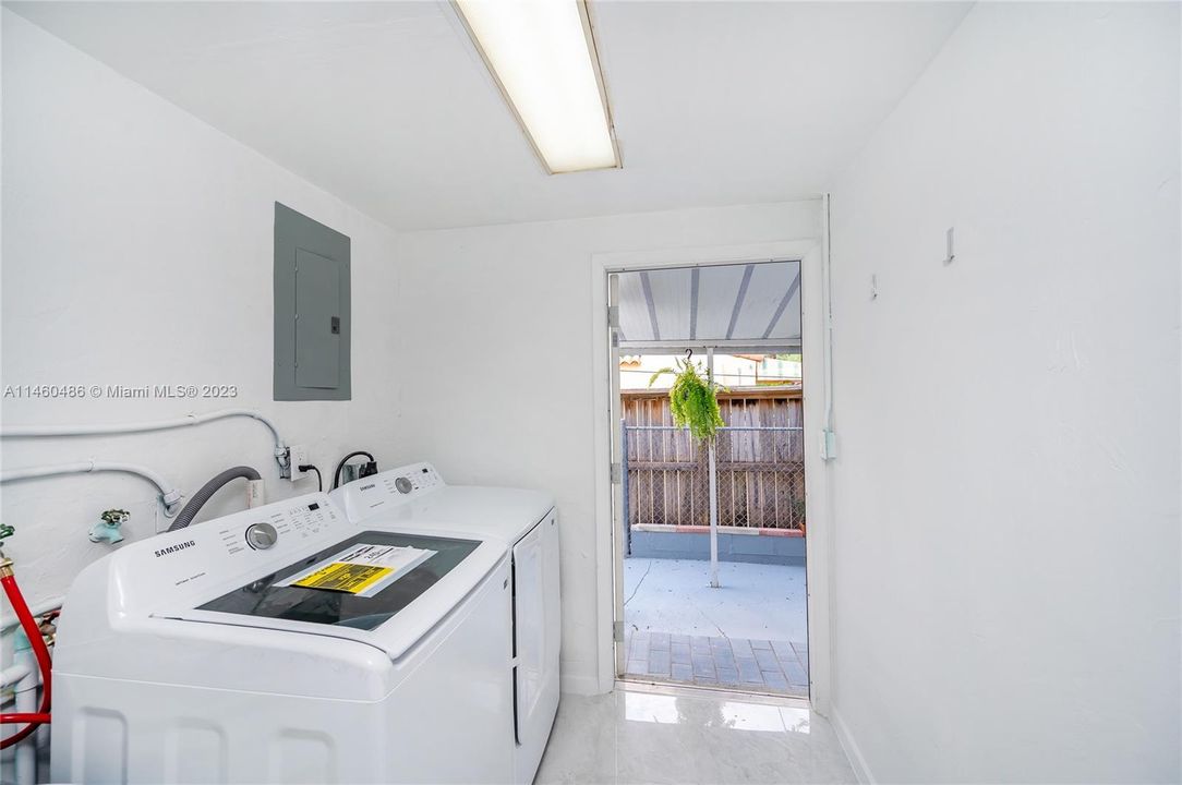 Vendido Recientemente: $824,900 (4 camas, 2 baños, 2060 Pies cuadrados)