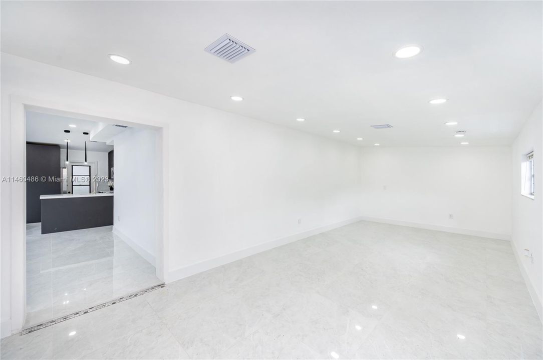 Vendido Recientemente: $824,900 (4 camas, 2 baños, 2060 Pies cuadrados)