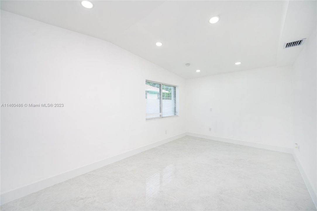Vendido Recientemente: $824,900 (4 camas, 2 baños, 2060 Pies cuadrados)