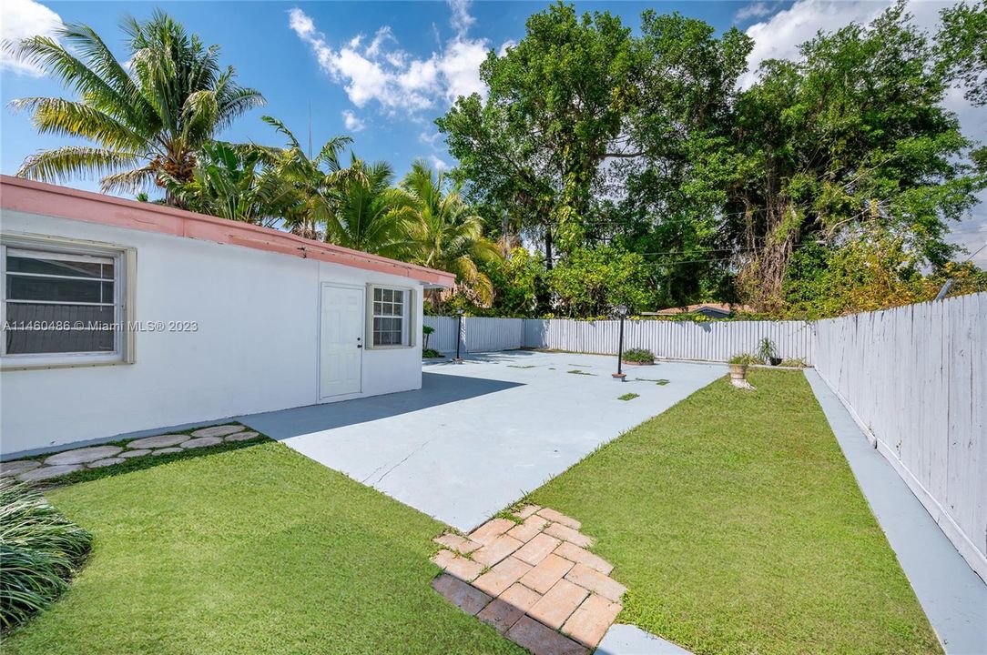 Vendido Recientemente: $824,900 (4 camas, 2 baños, 2060 Pies cuadrados)