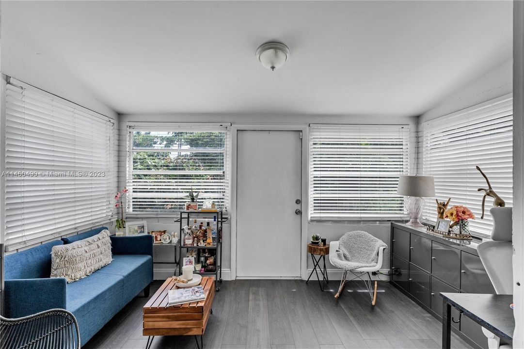 Vendido Recientemente: $639,999 (2 camas, 1 baños, 918 Pies cuadrados)