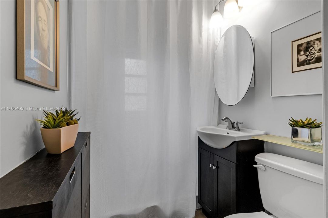 Vendido Recientemente: $639,999 (2 camas, 1 baños, 918 Pies cuadrados)