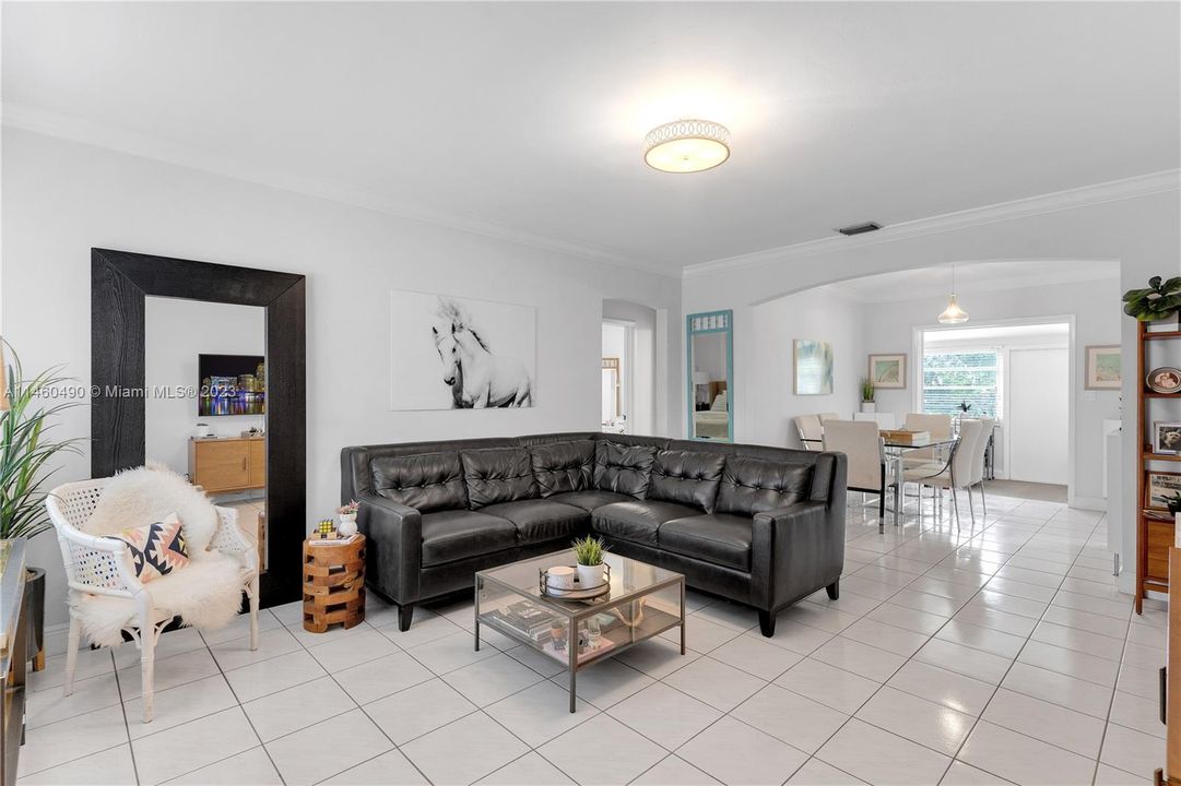 Vendido Recientemente: $639,999 (2 camas, 1 baños, 918 Pies cuadrados)