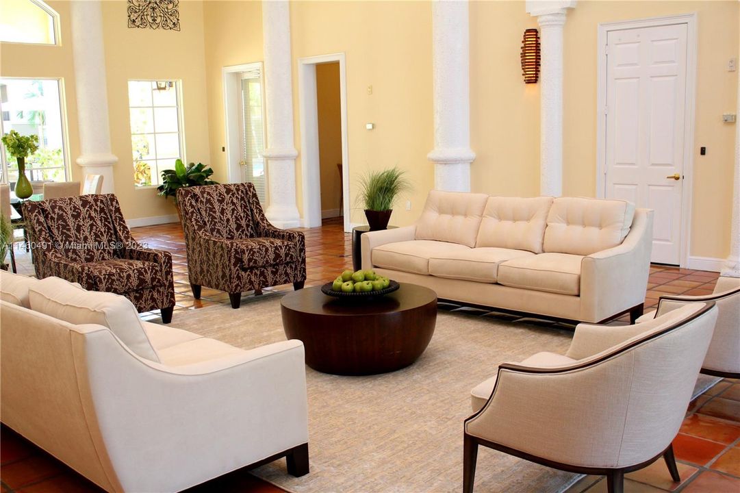 Recently Rented: $1,800 (1 beds, 1 baths, 713 Square Feet)