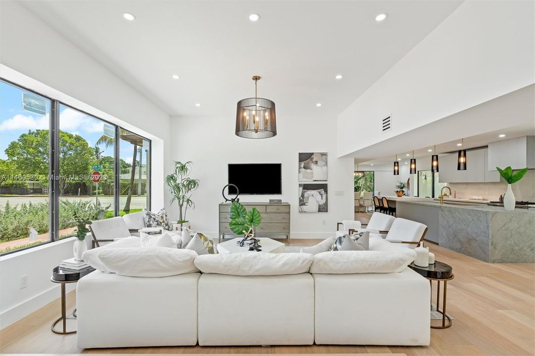Recently Sold: $3,250,000 (5 beds, 3 baths, 2761 Square Feet)
