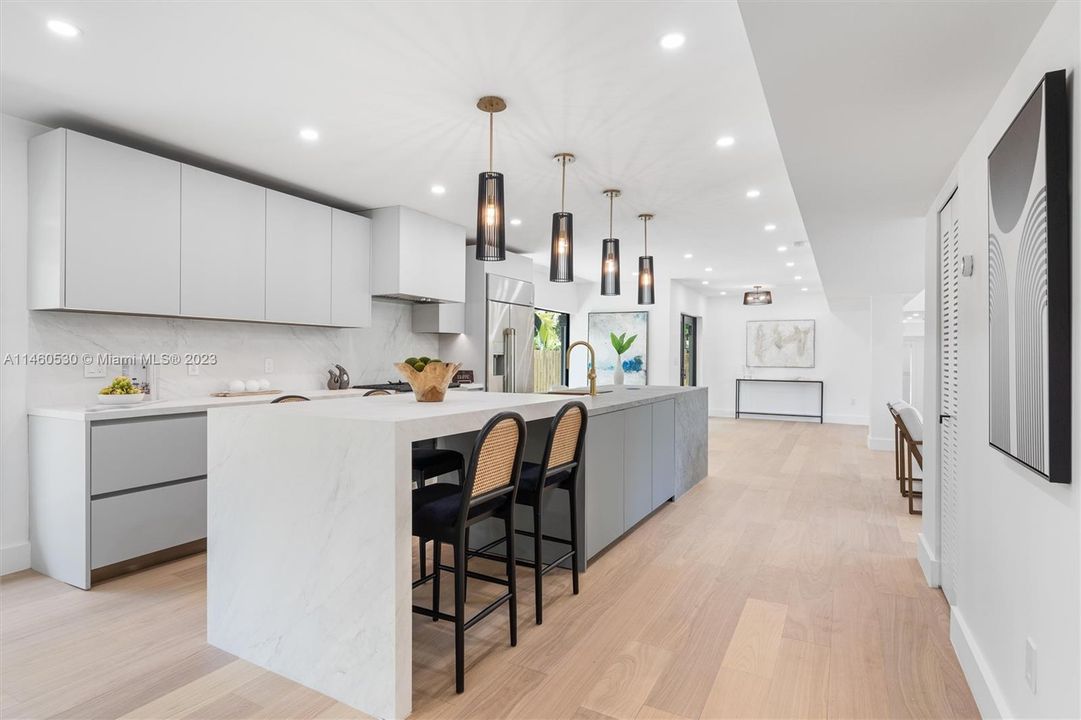 Recently Sold: $3,250,000 (5 beds, 3 baths, 2761 Square Feet)