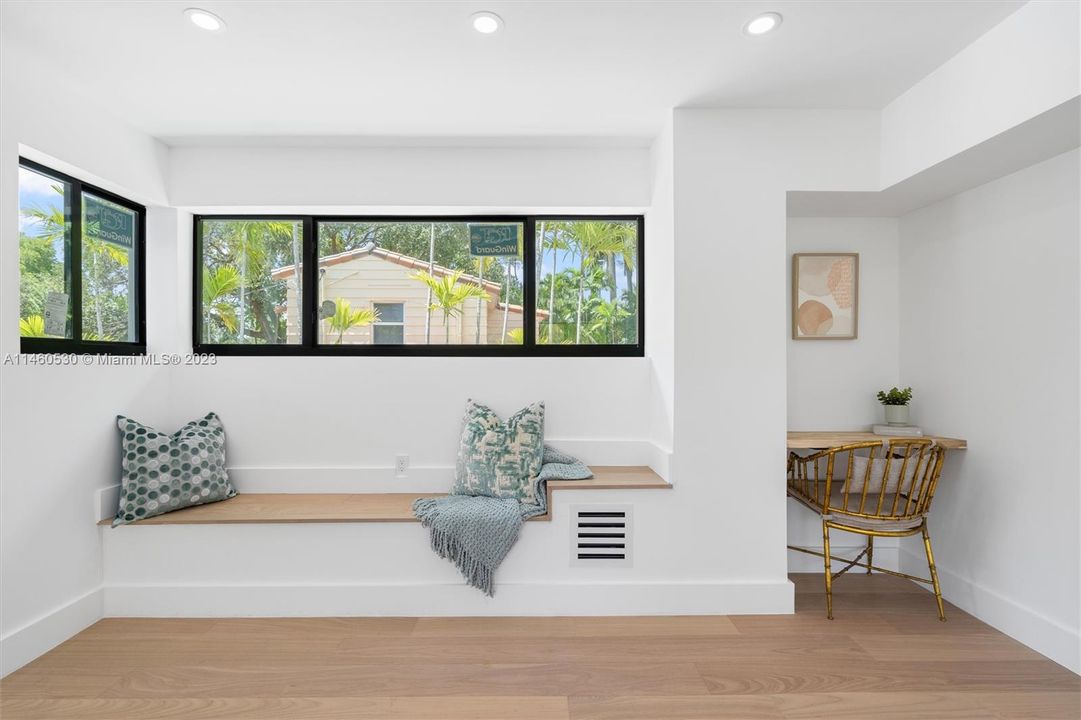 Recently Sold: $3,250,000 (5 beds, 3 baths, 2761 Square Feet)