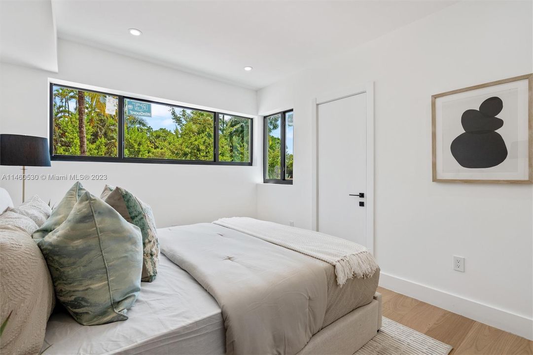 Recently Sold: $3,250,000 (5 beds, 3 baths, 2761 Square Feet)