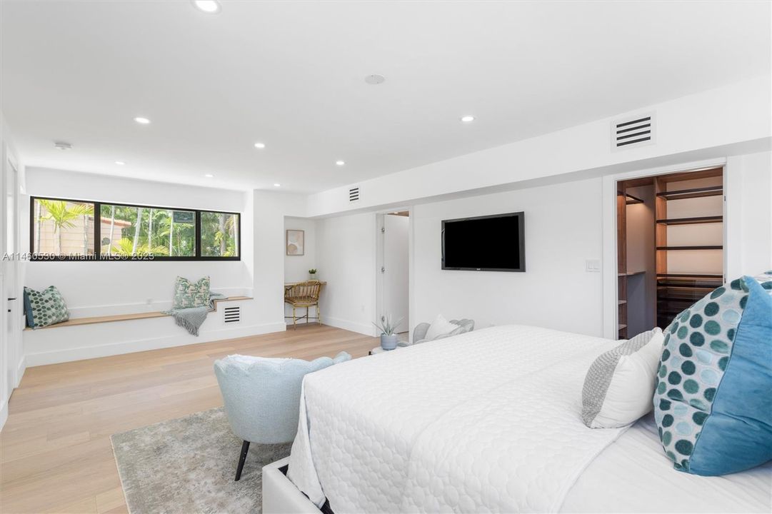 Recently Sold: $3,250,000 (5 beds, 3 baths, 2761 Square Feet)