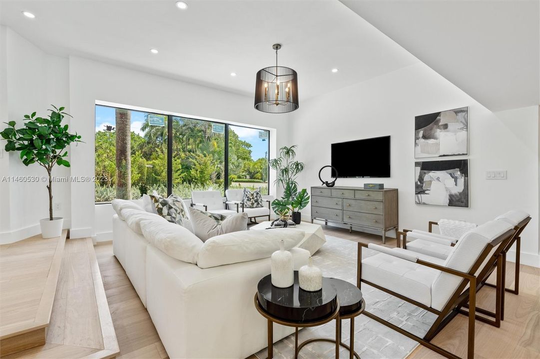 Recently Sold: $3,250,000 (5 beds, 3 baths, 2761 Square Feet)