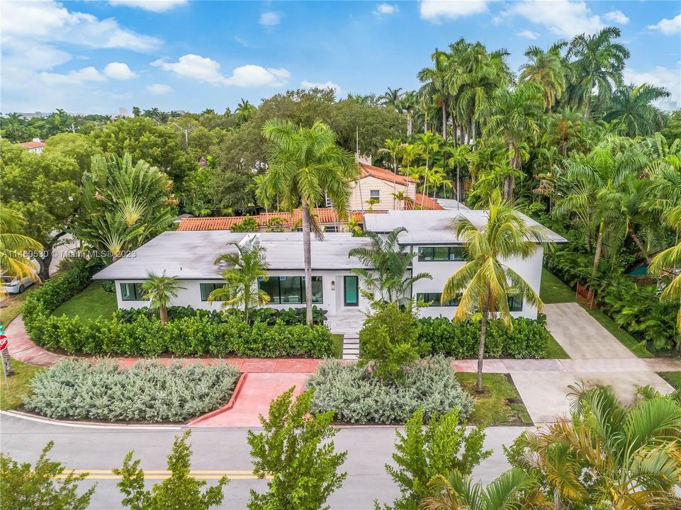 Recently Sold: $3,250,000 (5 beds, 3 baths, 2761 Square Feet)