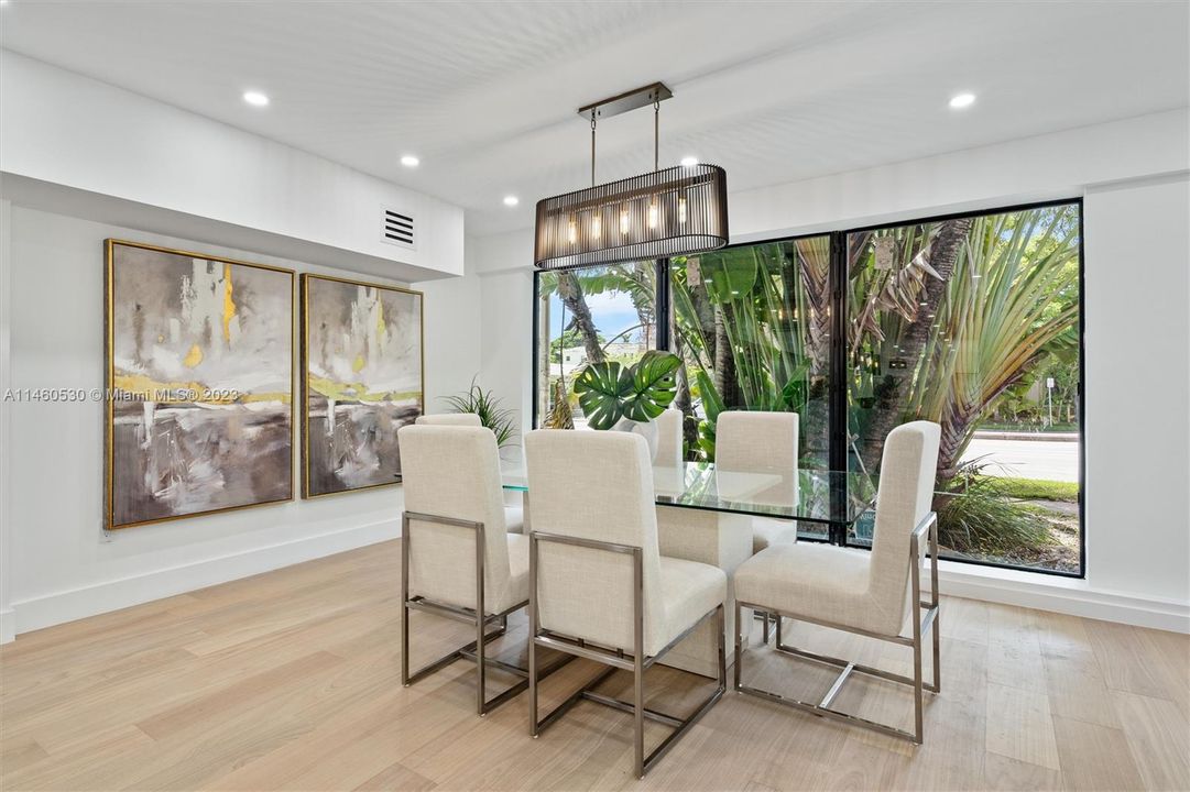 Recently Sold: $3,250,000 (5 beds, 3 baths, 2761 Square Feet)