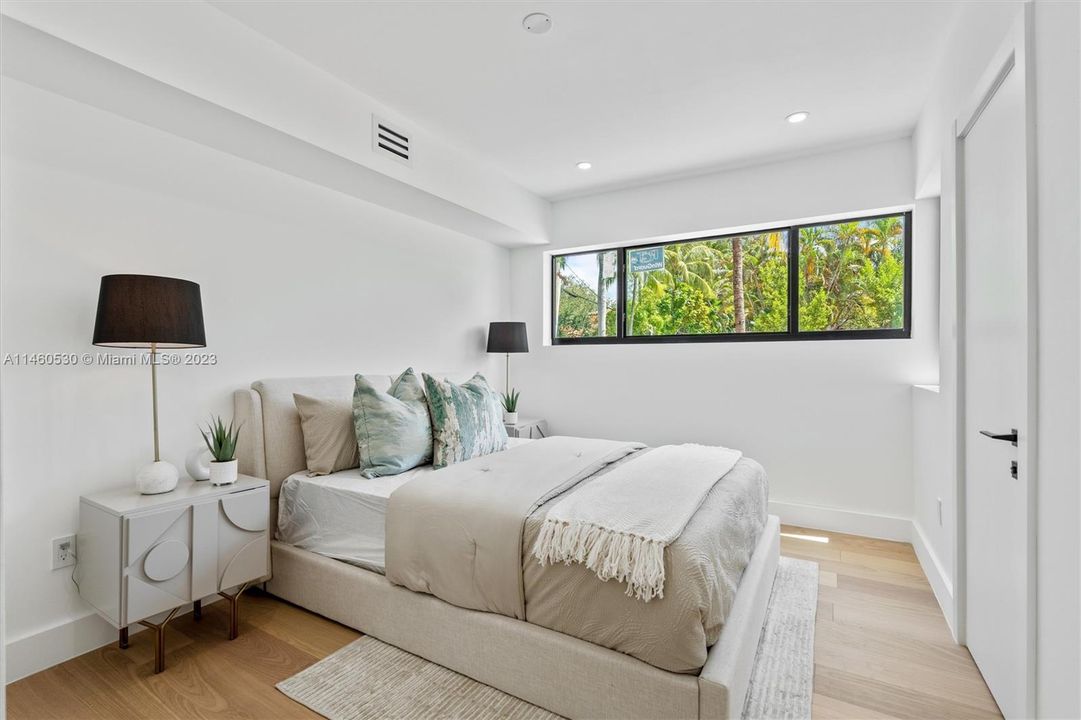 Recently Sold: $3,250,000 (5 beds, 3 baths, 2761 Square Feet)