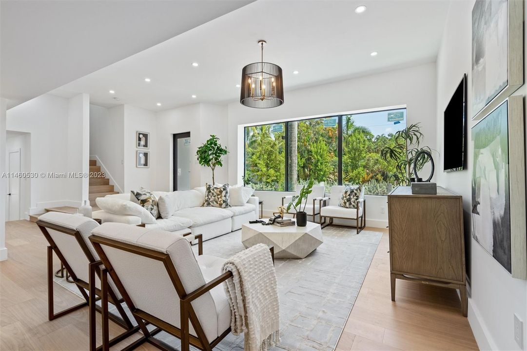 Recently Sold: $3,250,000 (5 beds, 3 baths, 2761 Square Feet)