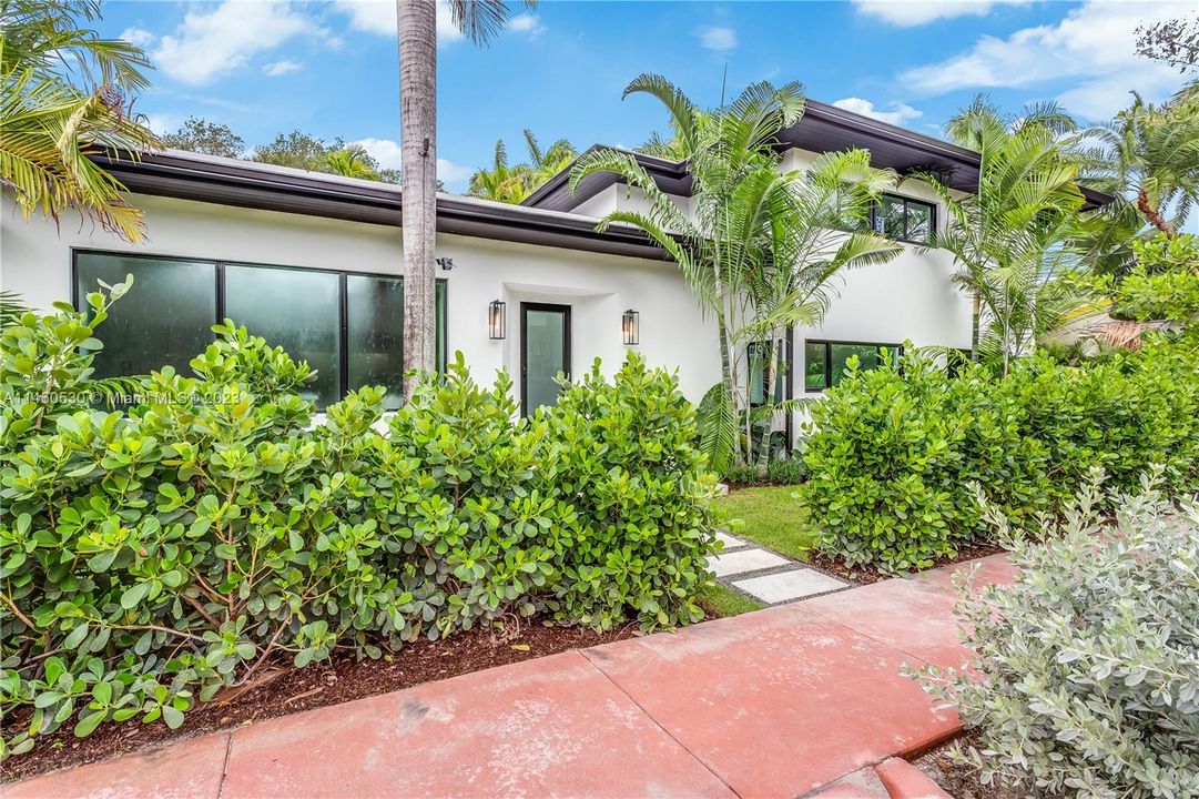 Recently Sold: $3,250,000 (5 beds, 3 baths, 2761 Square Feet)