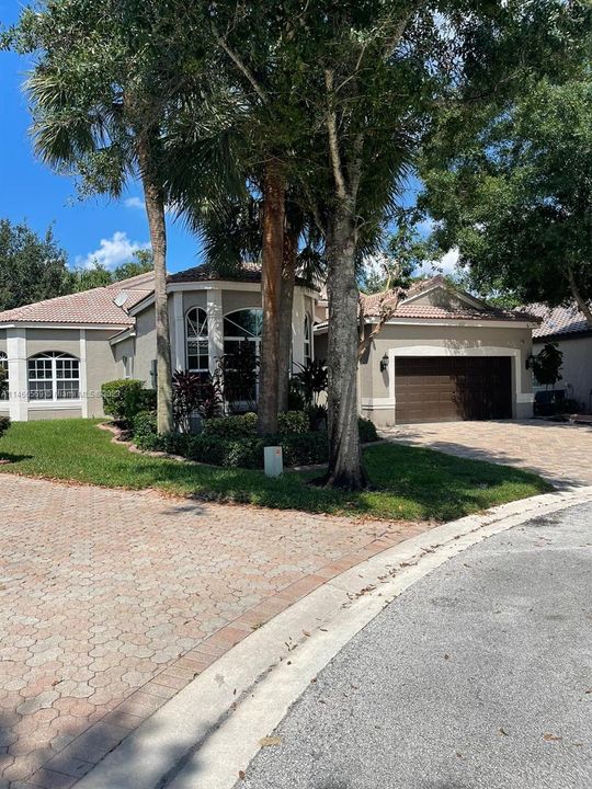 Recently Sold: $829,000 (5 beds, 4 baths, 2779 Square Feet)