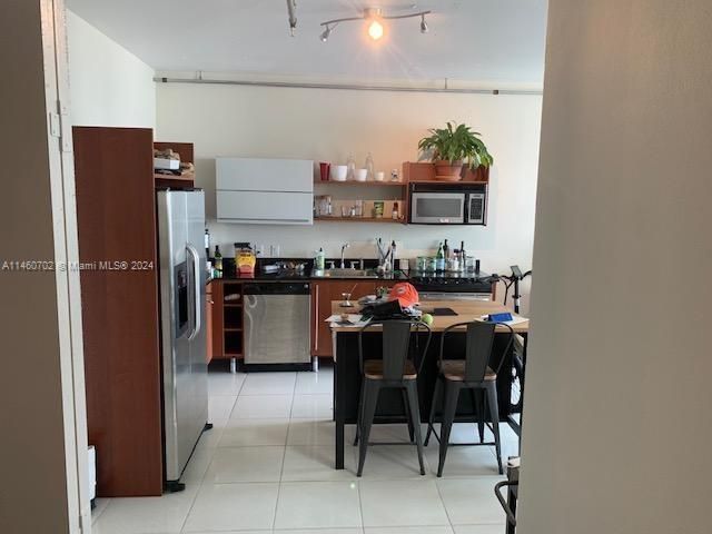For Sale: $375,000 (1 beds, 1 baths, 638 Square Feet)