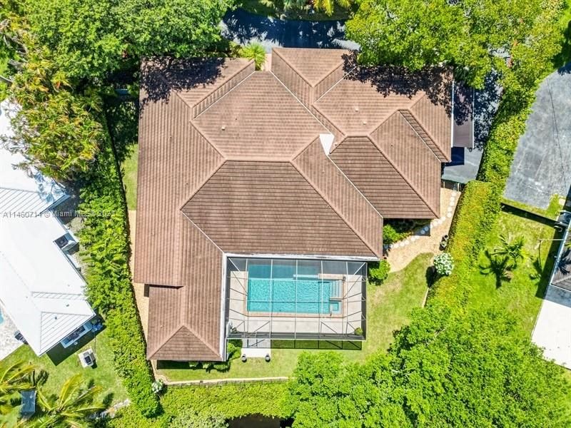 What an amazing roof structure and notice how the trees and landscaping encapsulate this property. To bring in these mature trees and foliage today would easily cost more than $100,000. I believe.