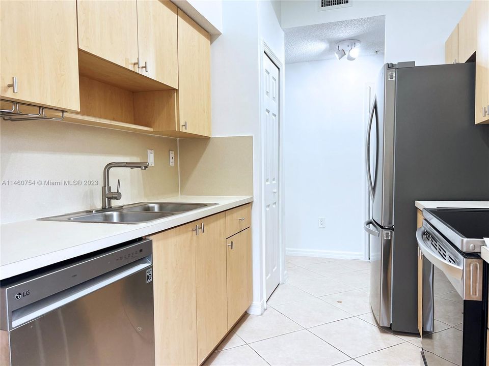 Recently Rented: $2,200 (2 beds, 2 baths, 1061 Square Feet)