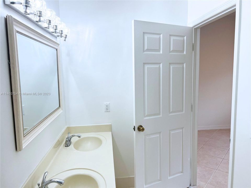 Recently Rented: $2,200 (2 beds, 2 baths, 1061 Square Feet)