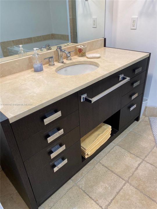 Recently Sold: $774,900 (1 beds, 1 baths, 914 Square Feet)