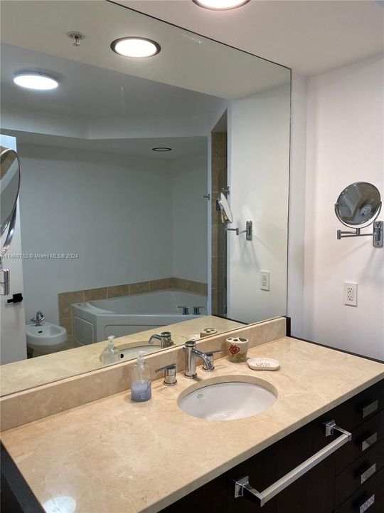 Recently Sold: $774,900 (1 beds, 1 baths, 914 Square Feet)