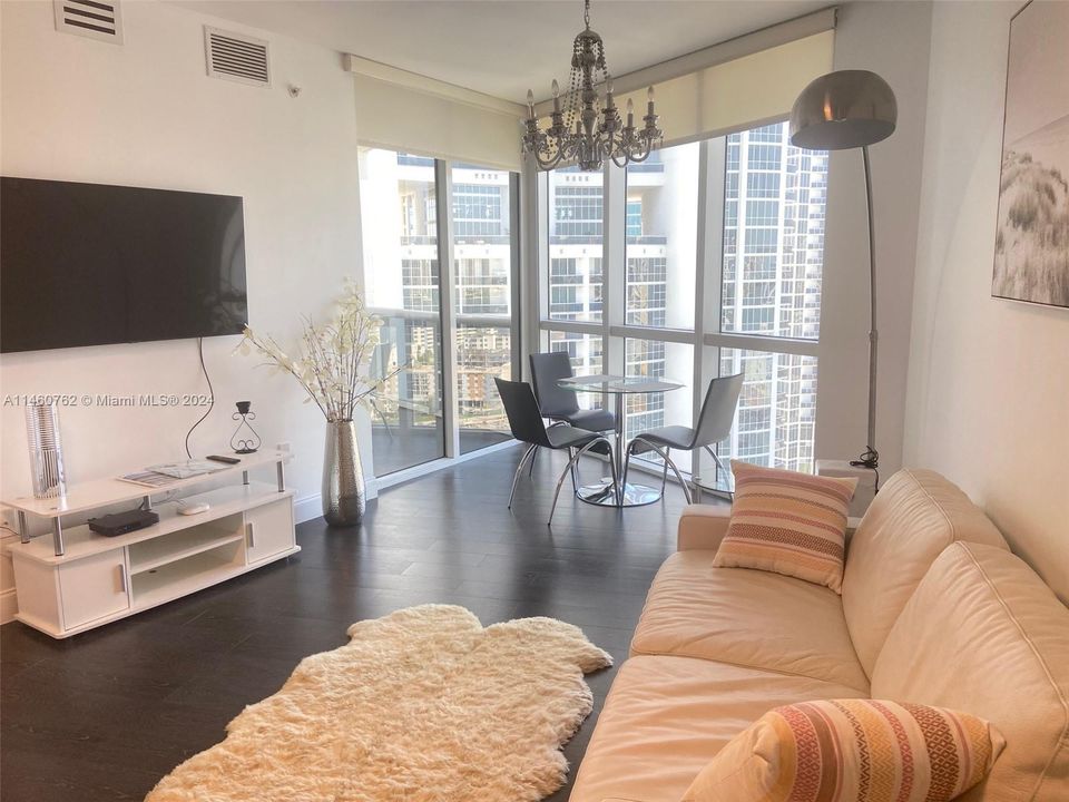 Recently Sold: $774,900 (1 beds, 1 baths, 914 Square Feet)