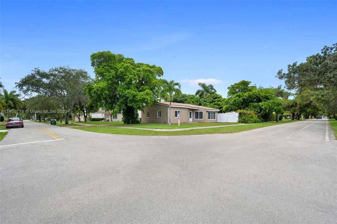 Vendido Recientemente: $649,000 (3 camas, 2 baños, 990 Pies cuadrados)