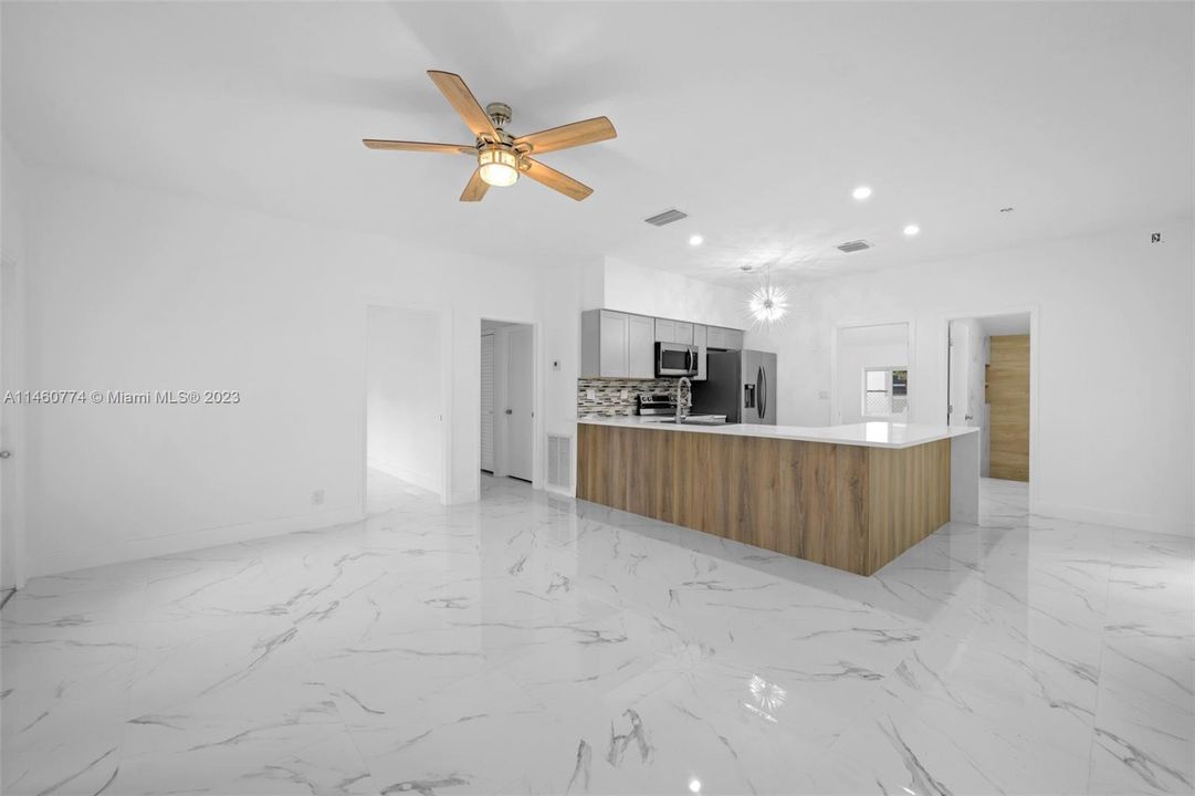 Vendido Recientemente: $649,000 (3 camas, 2 baños, 990 Pies cuadrados)