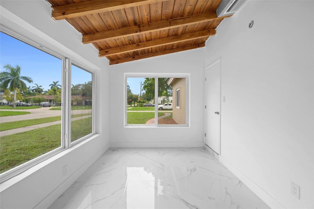 Vendido Recientemente: $649,000 (3 camas, 2 baños, 990 Pies cuadrados)