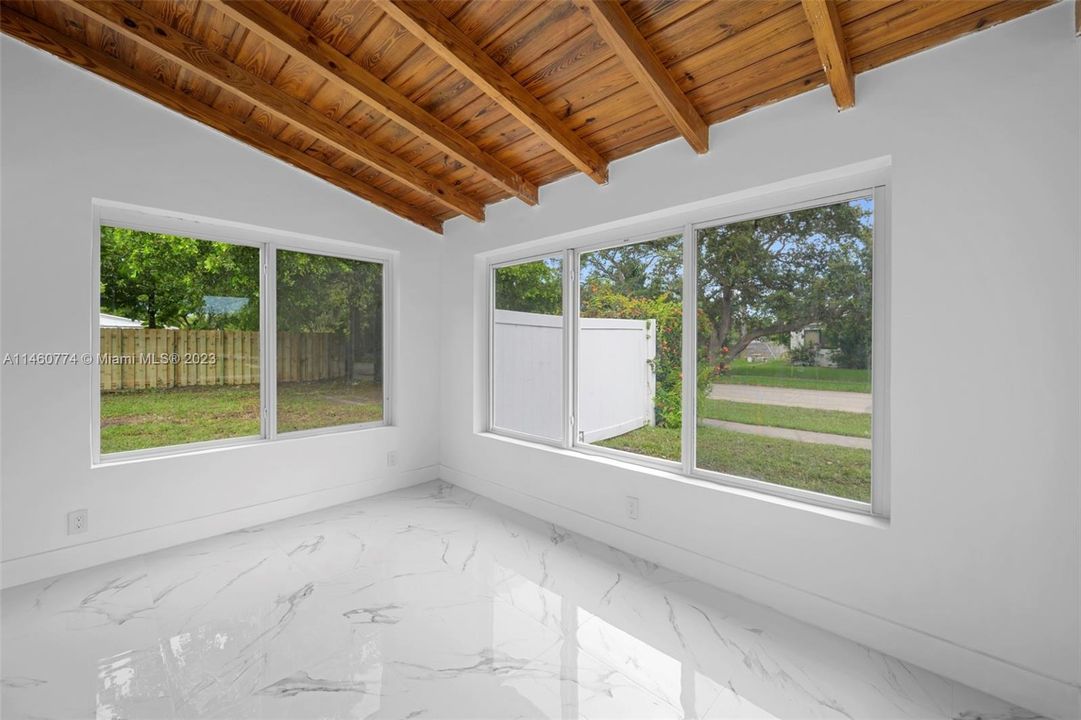 Vendido Recientemente: $649,000 (3 camas, 2 baños, 990 Pies cuadrados)