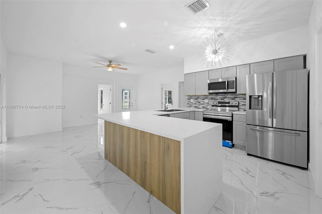 Vendido Recientemente: $649,000 (3 camas, 2 baños, 990 Pies cuadrados)