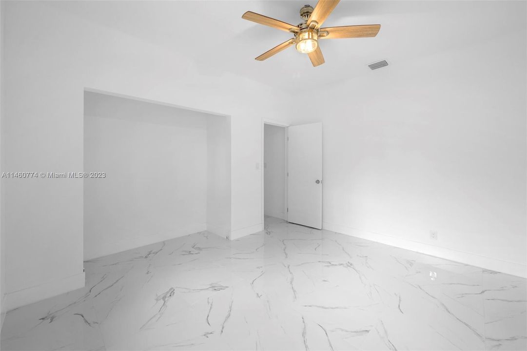 Vendido Recientemente: $649,000 (3 camas, 2 baños, 990 Pies cuadrados)