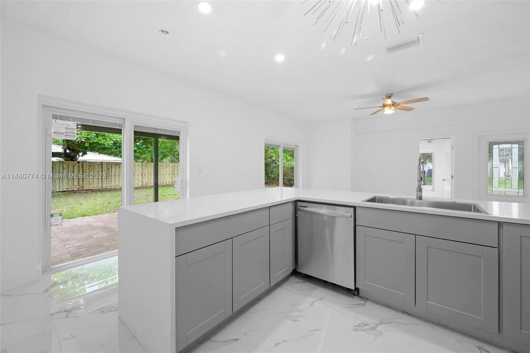 Vendido Recientemente: $649,000 (3 camas, 2 baños, 990 Pies cuadrados)